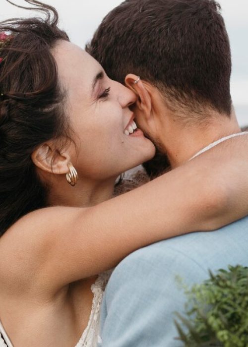 hermosa-pareja-celebrando-su-boda-playa_23-2149003512